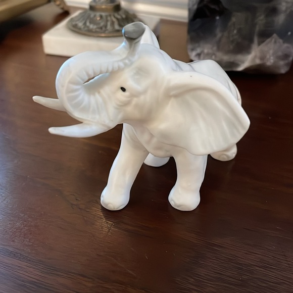 Lefton Japan elephant - Picture 3 of 11